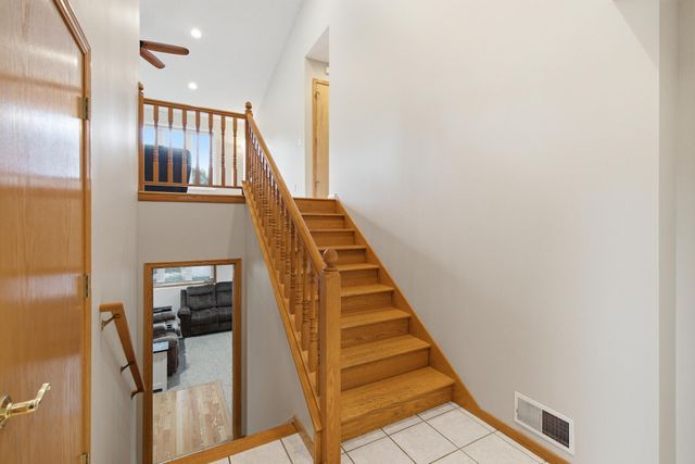 653 Grayhawk Dr, Mankato, MN 56001