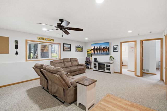 653 Grayhawk Dr, Mankato, MN 56001