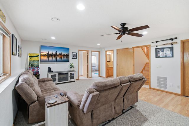 653 Grayhawk Dr, Mankato, MN 56001