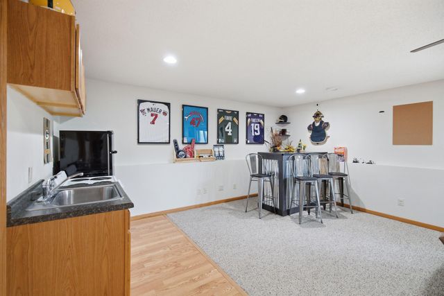 653 Grayhawk Dr, Mankato, MN 56001