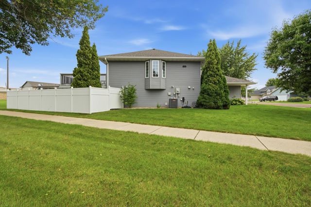 653 Grayhawk Dr, Mankato, MN 56001