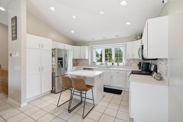 653 Grayhawk Dr, Mankato, MN 56001