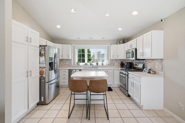 653 Grayhawk Dr, Mankato, MN 56001