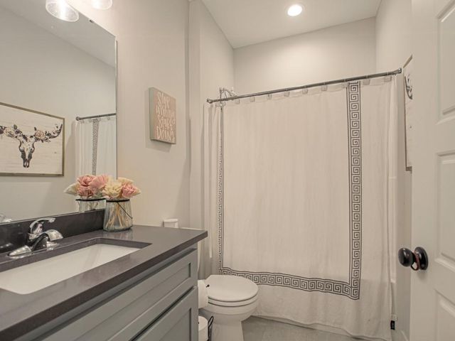 807 NE Algonquin Street B, Lee's Summit, MO 64064
