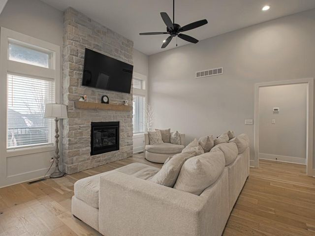 807 NE Algonquin Street B, Lee's Summit, MO 64064