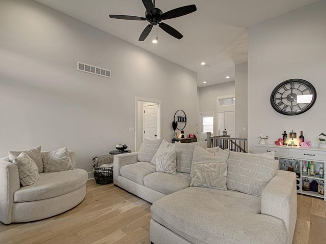807 NE Algonquin Street B, Lee's Summit, MO 64064