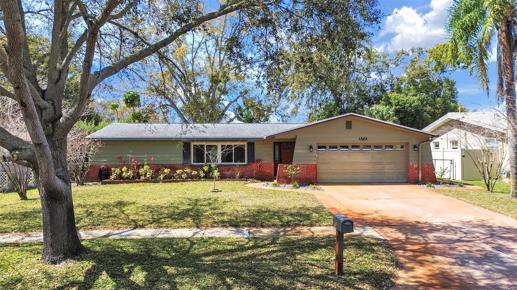 Image 1 of property listing at 1324 SUMMERLIN DRIVE, Clearwater, FL 33764