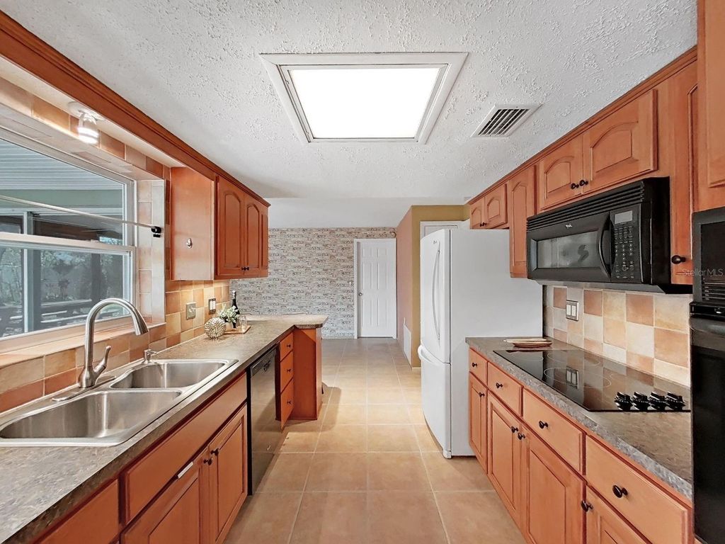 Image 11 of property listing at 1324 SUMMERLIN DRIVE, Clearwater, FL 33764