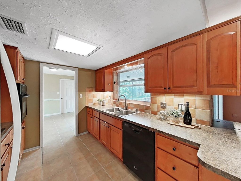 Image 16 of property listing at 1324 SUMMERLIN DRIVE, Clearwater, FL 33764