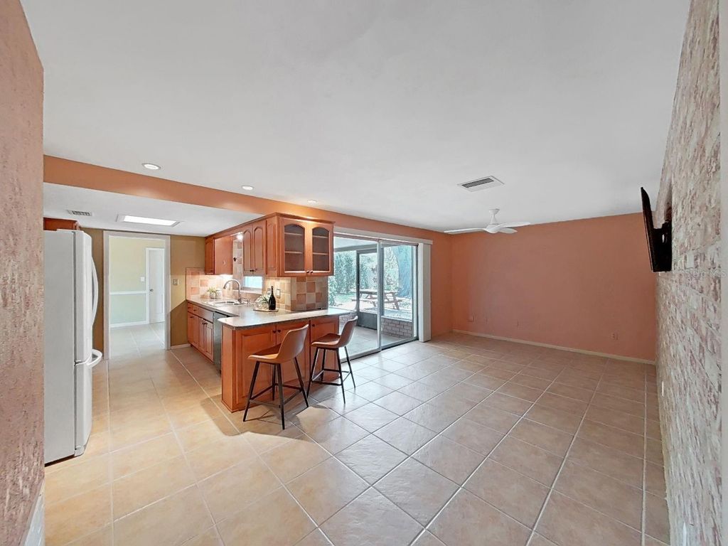 Image 18 of property listing at 1324 SUMMERLIN DRIVE, Clearwater, FL 33764