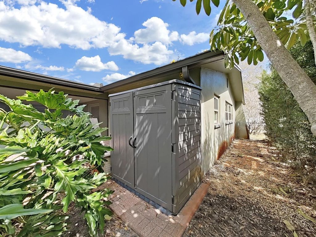 Image 25 of property listing at 1324 SUMMERLIN DRIVE, Clearwater, FL 33764