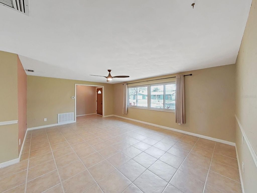Image 8 of property listing at 1324 SUMMERLIN DRIVE, Clearwater, FL 33764