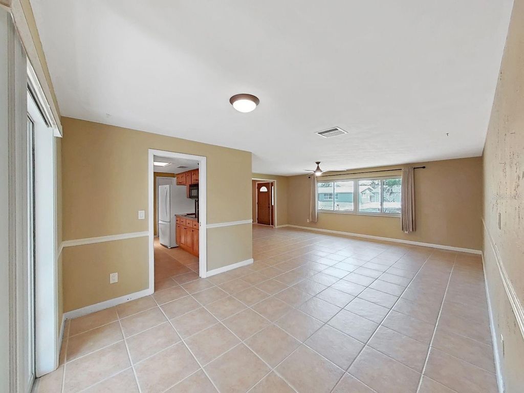 Image 10 of property listing at 1324 SUMMERLIN DRIVE, Clearwater, FL 33764