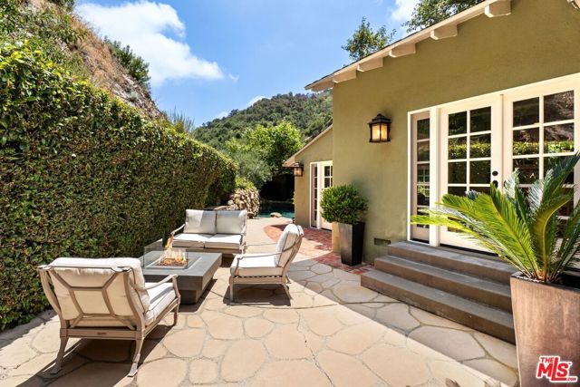 3820 Mandeville Canyon Road, Los Angeles, CA 90049