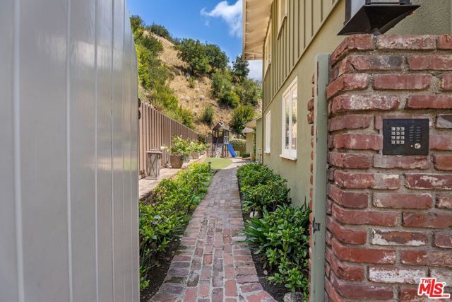3820 Mandeville Canyon Road, Los Angeles, CA 90049