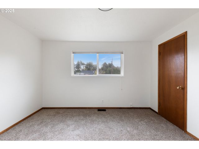 217 Ne CHAMBERS Ct, Newport, OR 97365