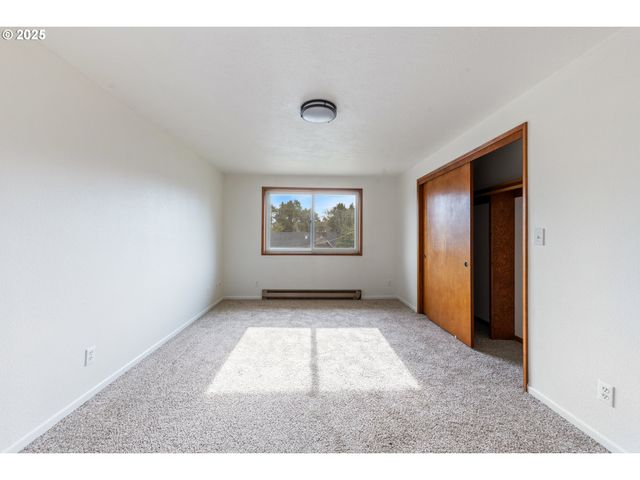 217 Ne CHAMBERS Ct, Newport, OR 97365