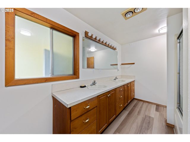 217 Ne CHAMBERS Ct, Newport, OR 97365