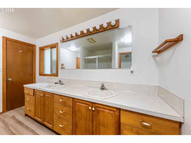 217 Ne CHAMBERS Ct, Newport, OR 97365