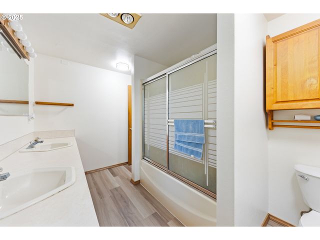 217 Ne CHAMBERS Ct, Newport, OR 97365