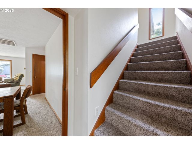 217 Ne CHAMBERS Ct, Newport, OR 97365