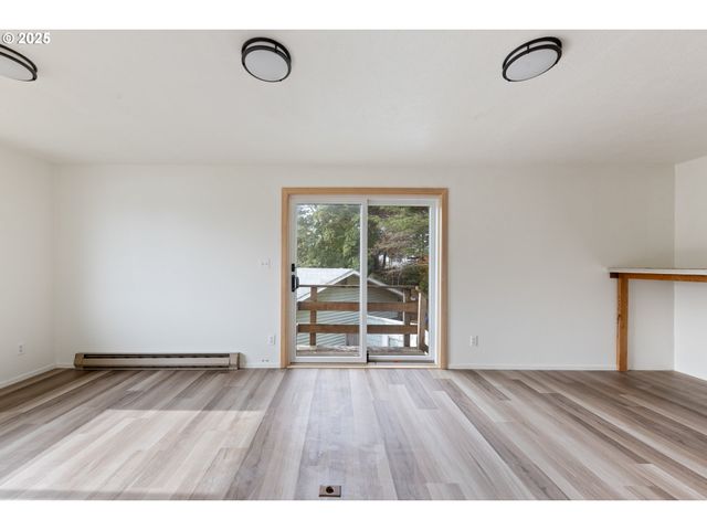 217 Ne CHAMBERS Ct, Newport, OR 97365