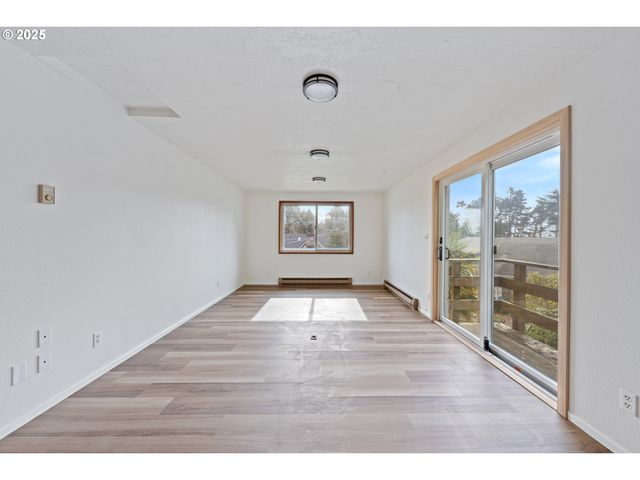 217 Ne CHAMBERS Ct, Newport, OR 97365