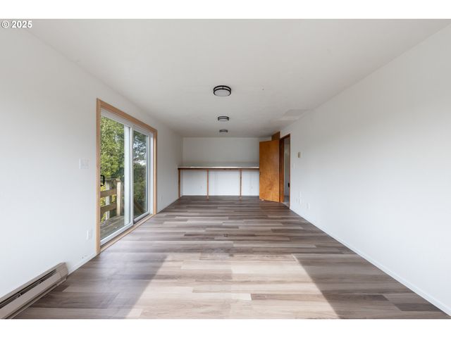 217 Ne CHAMBERS Ct, Newport, OR 97365