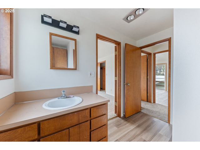 217 Ne CHAMBERS Ct, Newport, OR 97365