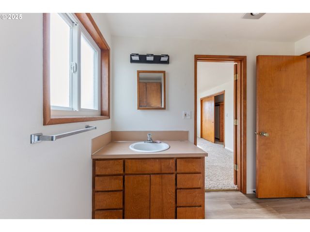 217 Ne CHAMBERS Ct, Newport, OR 97365