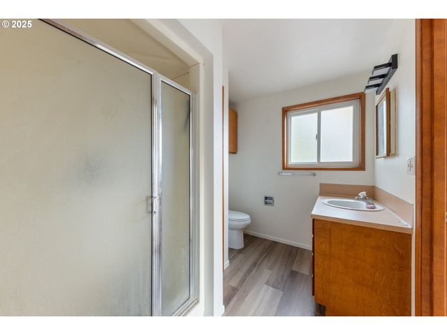 217 Ne CHAMBERS Ct, Newport, OR 97365