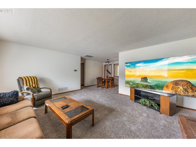 217 Ne CHAMBERS Ct, Newport, OR 97365