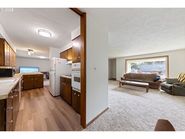 217 Ne CHAMBERS Ct, Newport, OR 97365