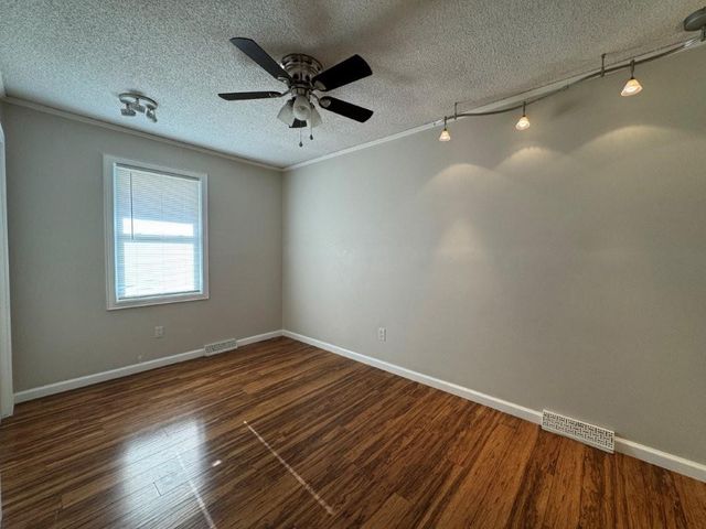 1724 N Hanover Avenue, Independence, MO 64056