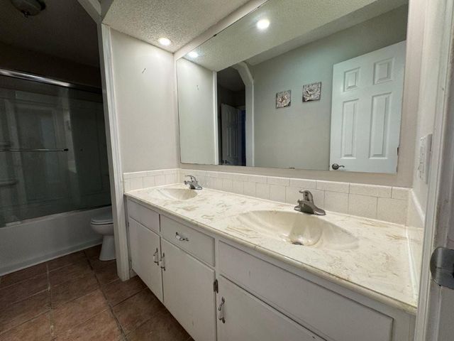 1724 N Hanover Avenue, Independence, MO 64056