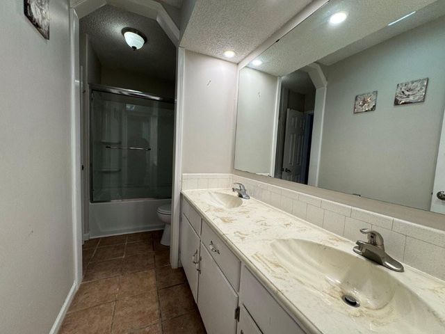 1724 N Hanover Avenue, Independence, MO 64056