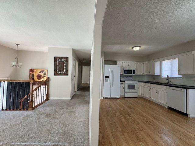 1724 N Hanover Avenue, Independence, MO 64056