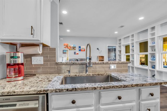 242 Sunset Path N, Conroe, TX 77316