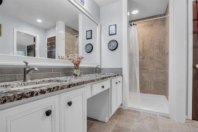 242 Sunset Path N, Conroe, TX 77316
