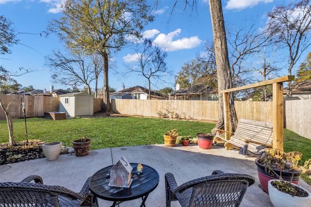 242 Sunset Path N, Conroe, TX 77316