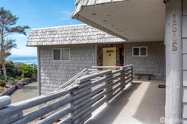 1505 West Beach Road, Oak Harbor, WA 98277