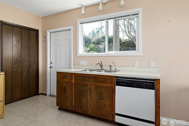 1505 West Beach Road, Oak Harbor, WA 98277