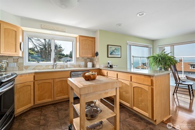 1505 West Beach Road, Oak Harbor, WA 98277