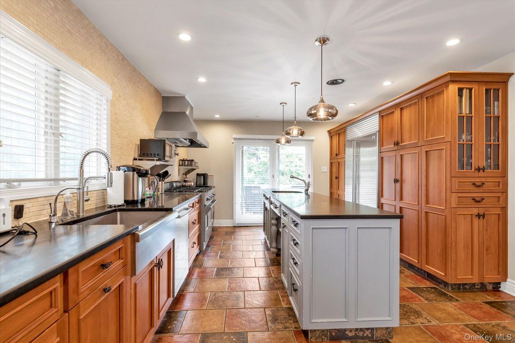 636 Diane Place, North Woodmere, NY 11581 — photo 4