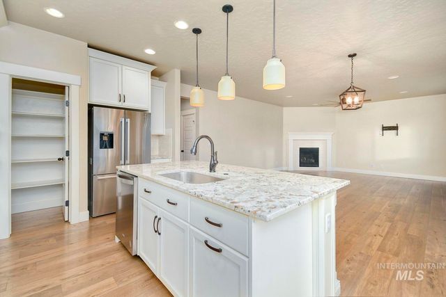 5771 W Daphne Dr, Meridian, ID 83646