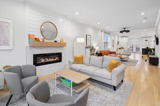 5240 W Winnemac Avenue, Chicago, IL 60630