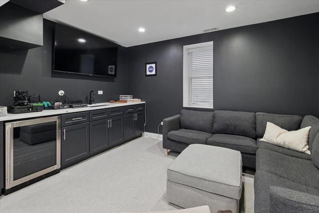 5240 W Winnemac Avenue, Chicago, IL 60630