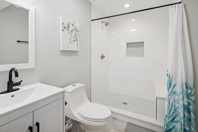 5240 W Winnemac Avenue, Chicago, IL 60630