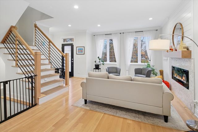 5240 W Winnemac Avenue, Chicago, IL 60630