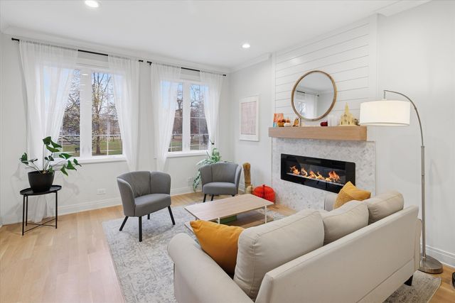 5240 W Winnemac Avenue, Chicago, IL 60630